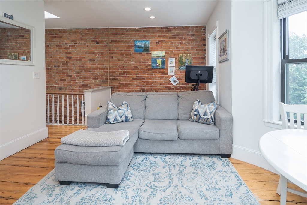 221 W Newton, South End