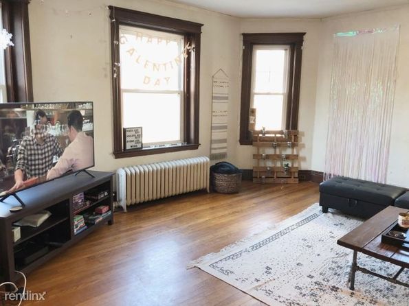 4 bed, 2 bath apartment for rent at 1515 Beacon St Unit 1, Coolidge Corner — photo 2 of 7