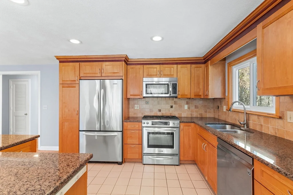 77 Colonial Rd, Sudbury