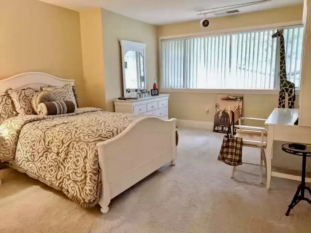 253 Nahanton St, Oak Hill