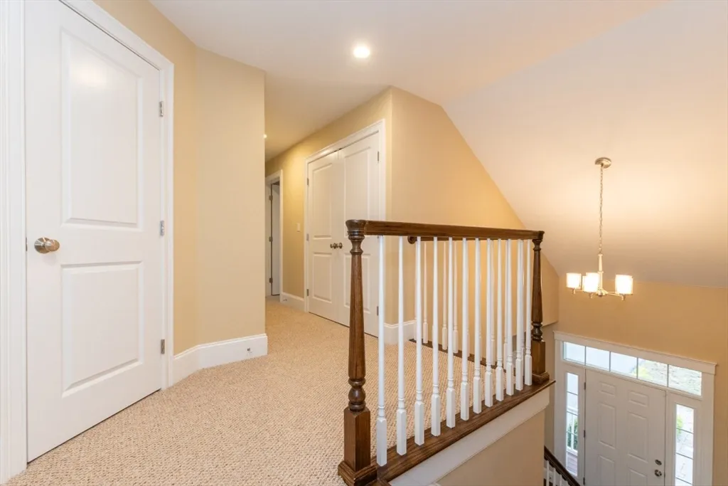 15 Hialeah Ln, Framingham