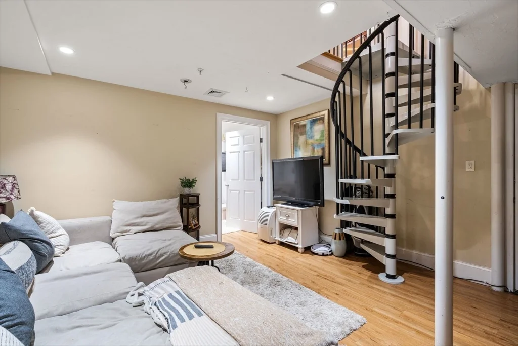 209 D St, South Boston