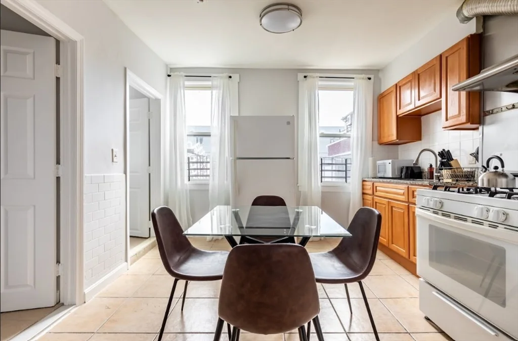 102 Tyler St, Chinatown