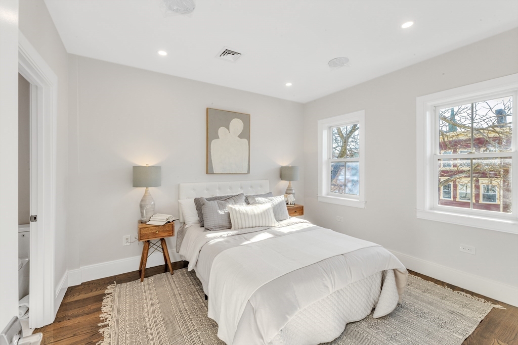 582 East Broadway, Boston