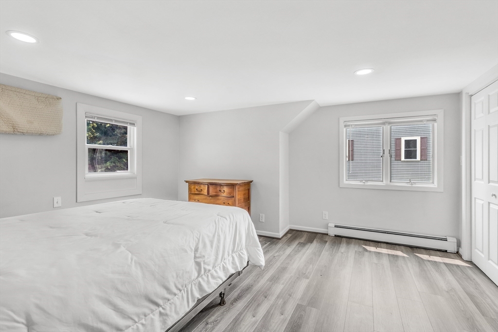 4 Oakridge Ave, Natick