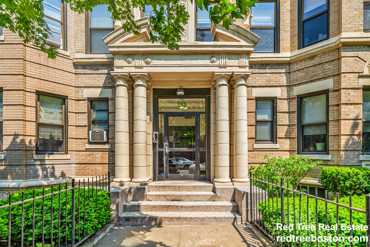 19 Peterborough St, Fenway