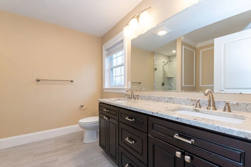 15 Hialeah Ln, Framingham