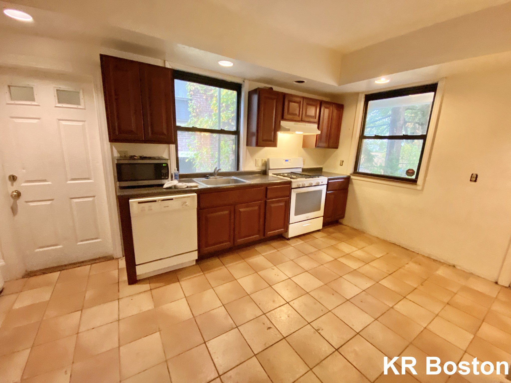 4 bed, 2 bath apartment for rent at 132 Chiswick Rd Unit 1, Brighton — photo 5 of 8