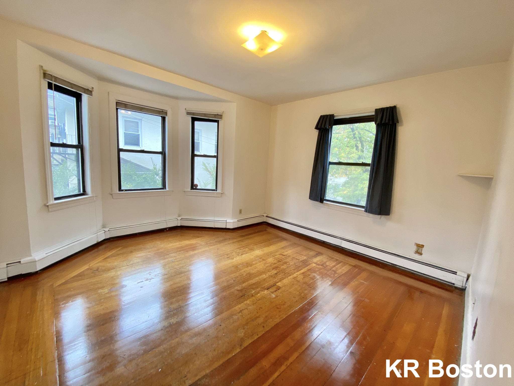 4 bed, 2 bath apartment for rent at 132 Chiswick Rd Unit 1, Brighton — photo 4 of 8