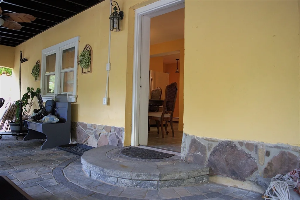 85 Burlingame, Charlton