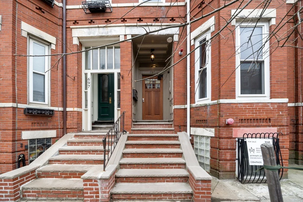 695 E 8th St, South Boston