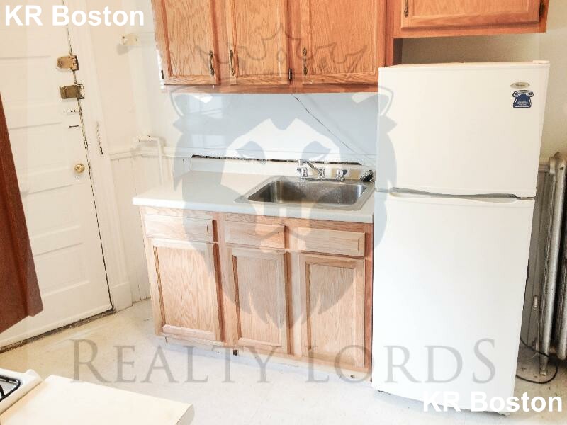 2 bed, 1 bath apartment for rent at 134 Englewood Ave Unit 2, Brighton — photo 3 of 3