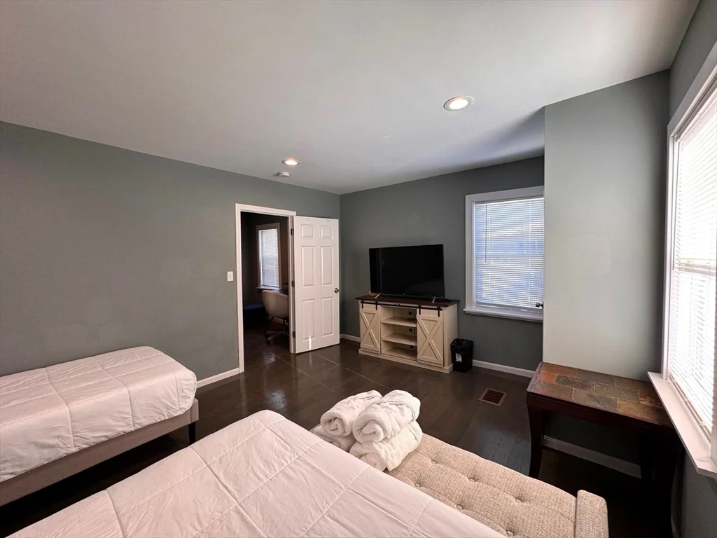 60 Cedar St, Waltham