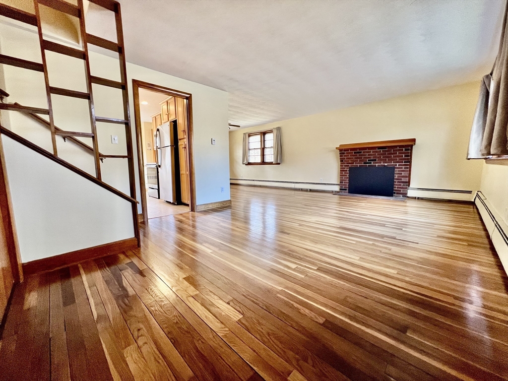 45 Maiden Ln, Wayland