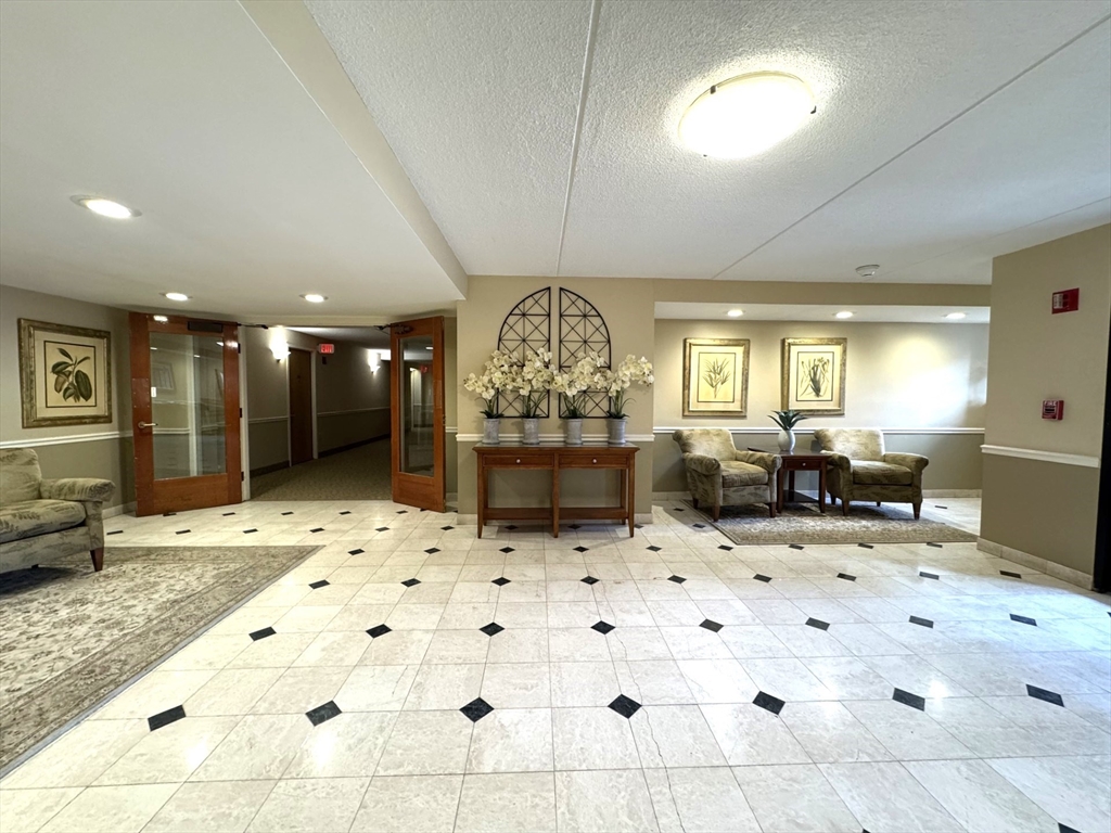 100 Ledgewood Dr, Stoneham