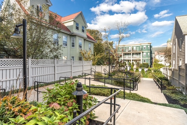 375 Market St, Oak Square