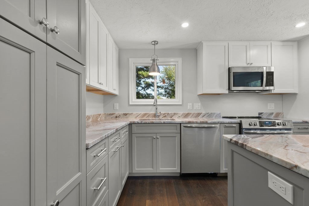 17 Minuteman Ln, Plymouth