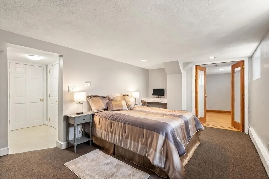 43 Sunset Rd, West Somerville