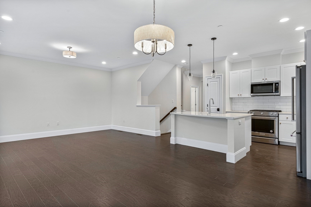 15 Lily Pond Ln, Lexington