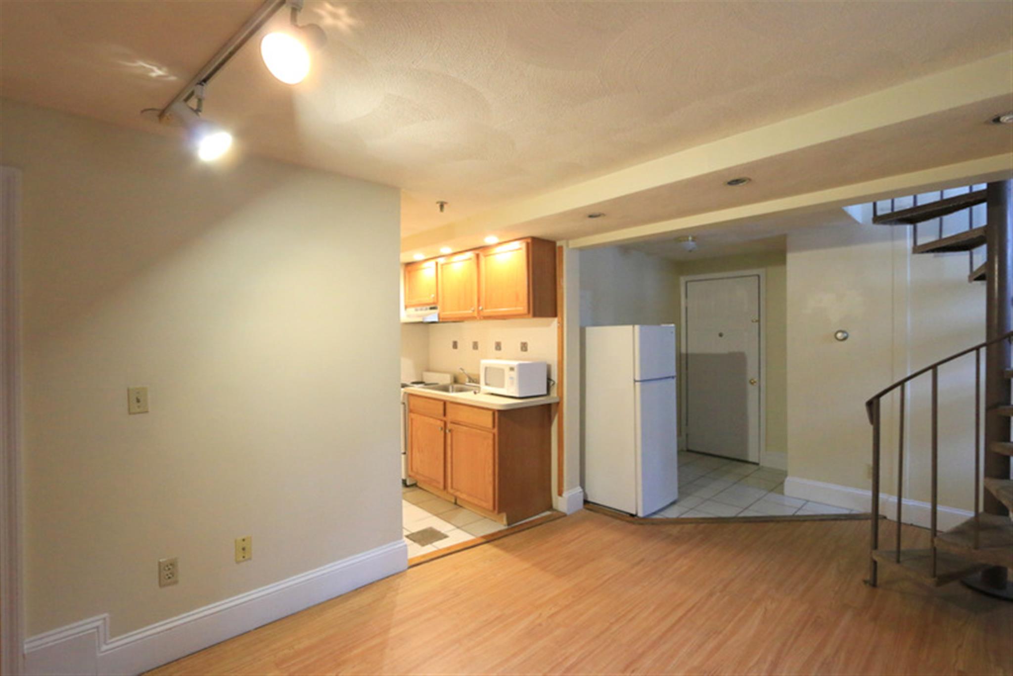 1 bed, 1.5 bath apartment for rent at 12 Mount Auburn St Unit 2, Riverside — photo 3 of 14
