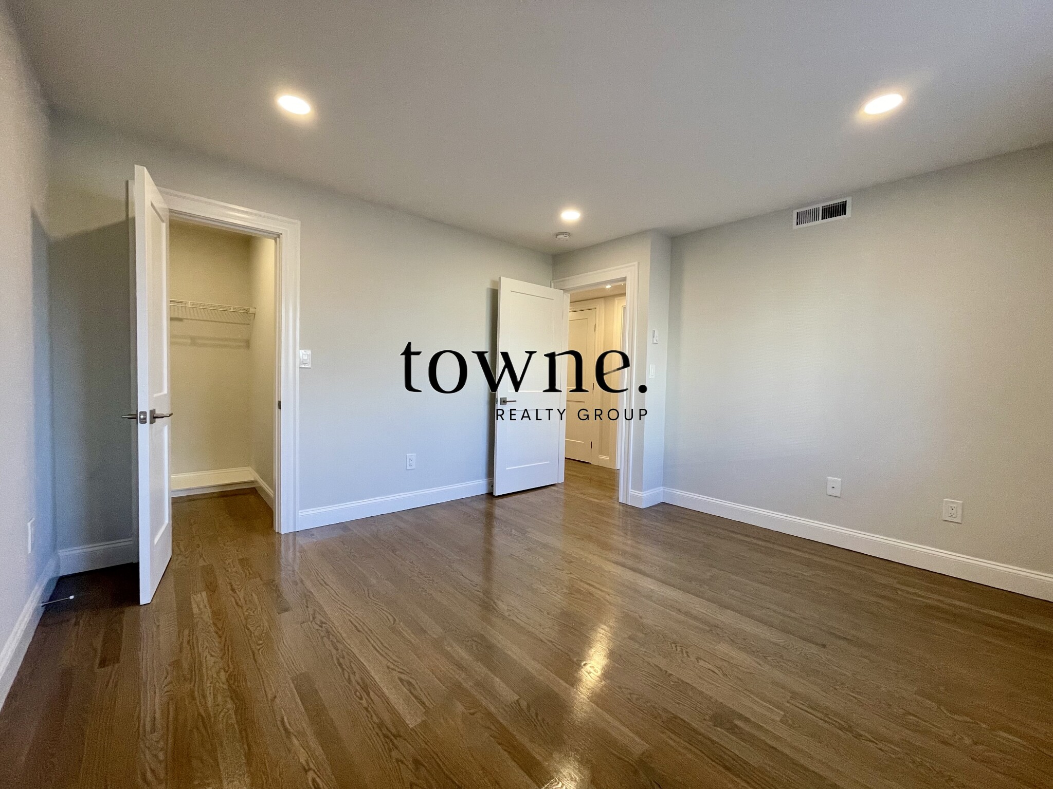 320 Hammond Pond Pkwa, Chestnut Hill