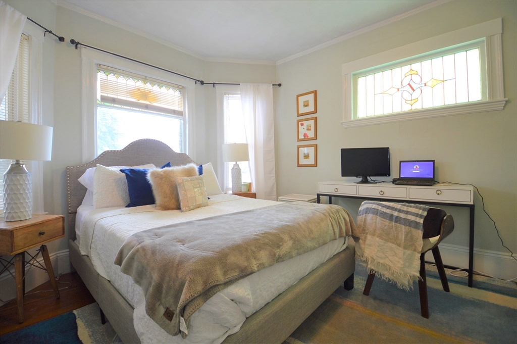 14 Breck Ave, Oak Square