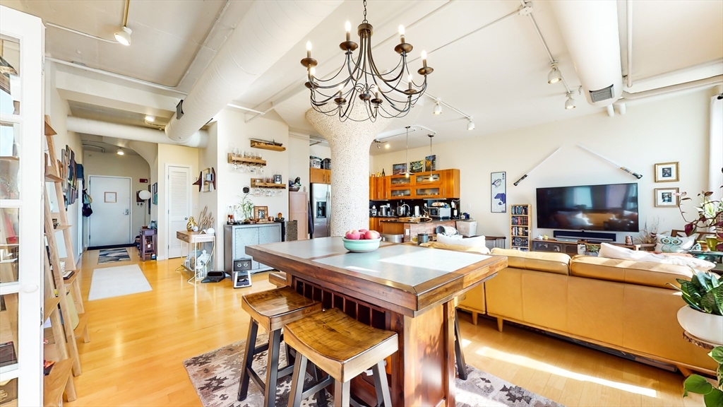 210 South, Leather District