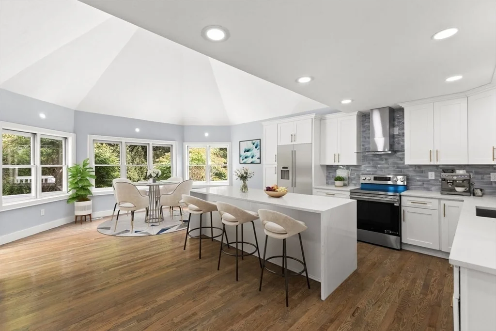 24 Country Club Dr, Plymouth