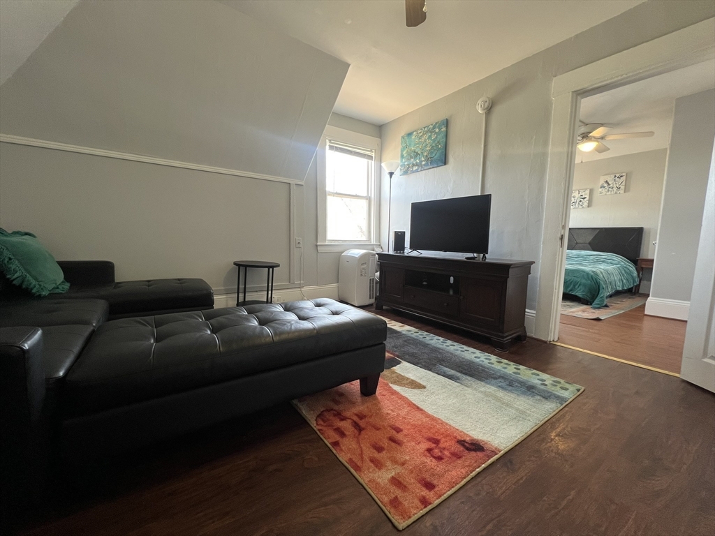 272 Front St, Manchester