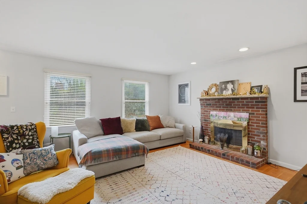 11 Roseanna Park Dr, Waltham