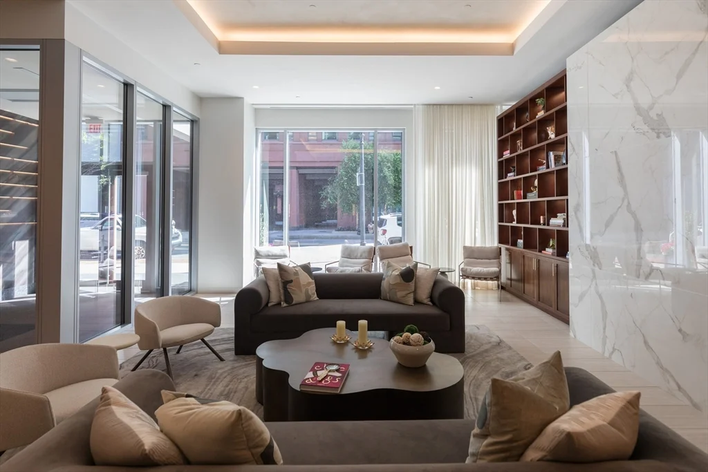 32 Traveler St, South End