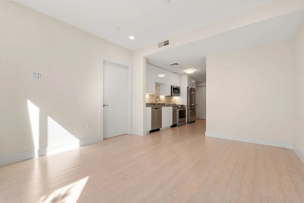 121 Portland St, West End