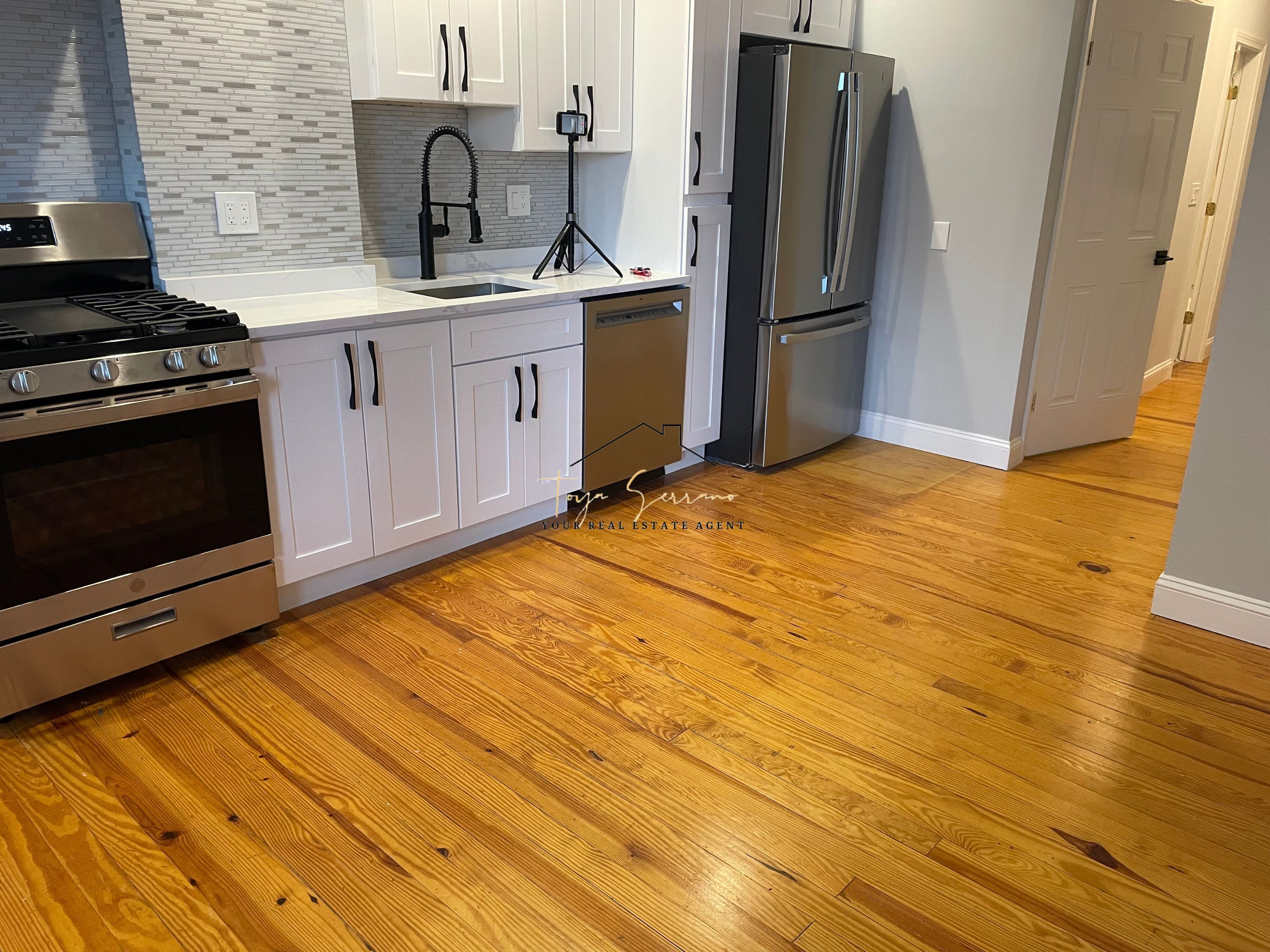 4 bed, 1 bath apartment for rent at 131 Cottage St Unit 2TS, East Boston — photo 4 of 17