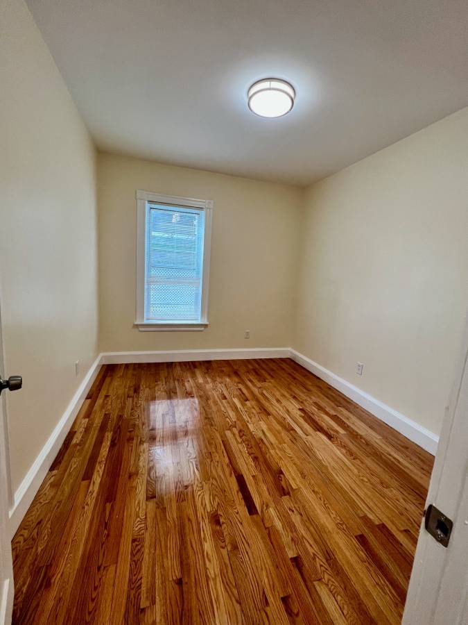 22 Anita Ter, Roxbury