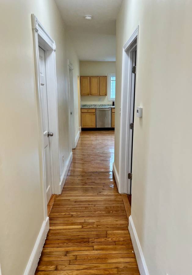 22 Anita Ter, Roxbury