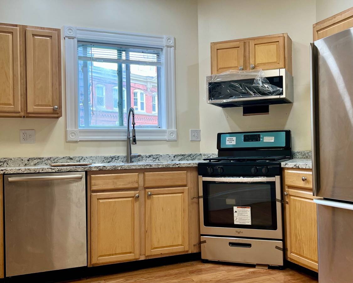 22 Anita Ter, Roxbury