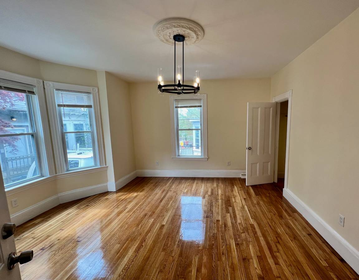 22 Anita Ter, Roxbury