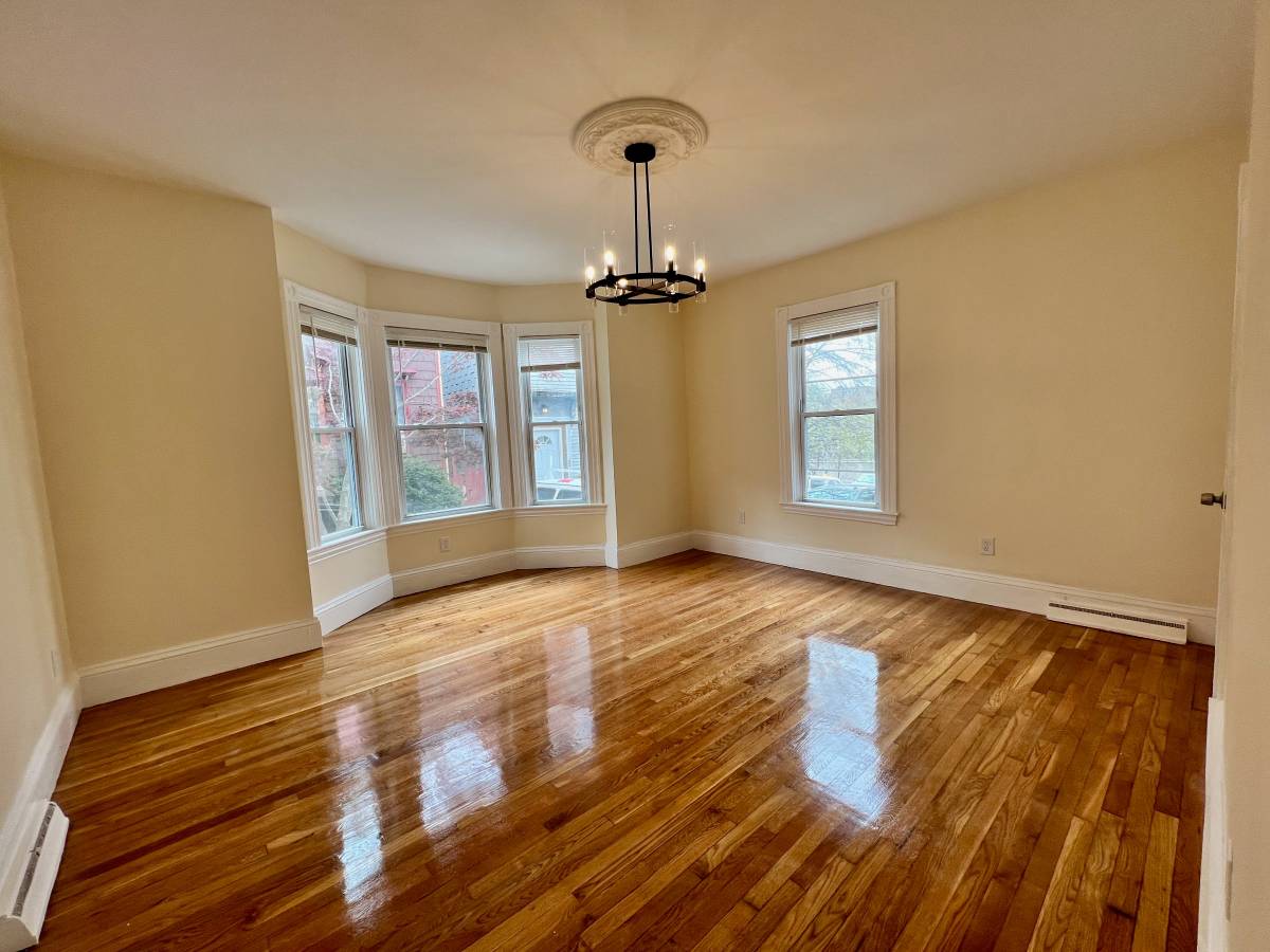 22 Anita Ter, Roxbury