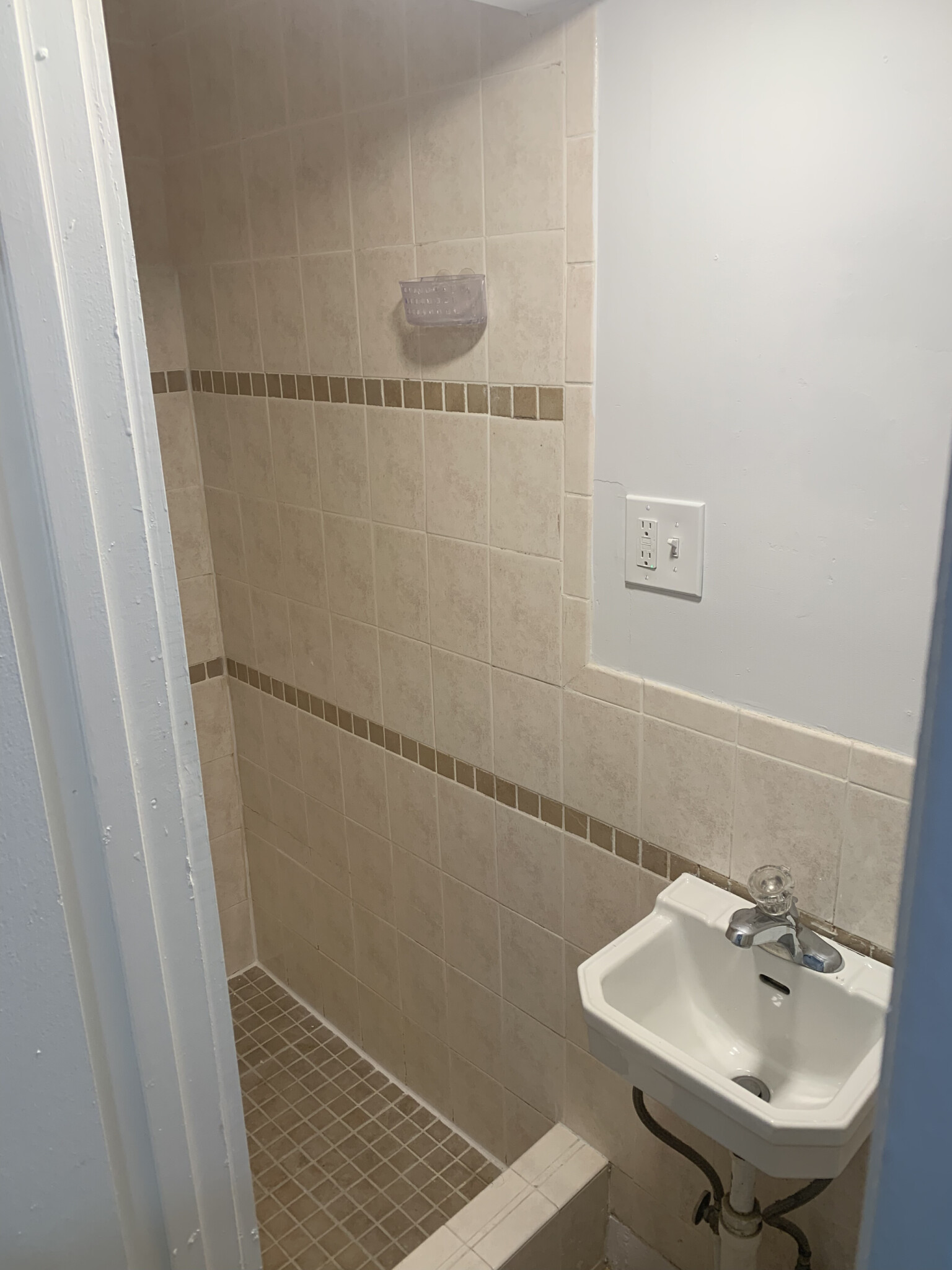 5 bed, 2 bath apartment for rent at 303 Summit Ave Unit 4, Brighton — photo 9 of 22
