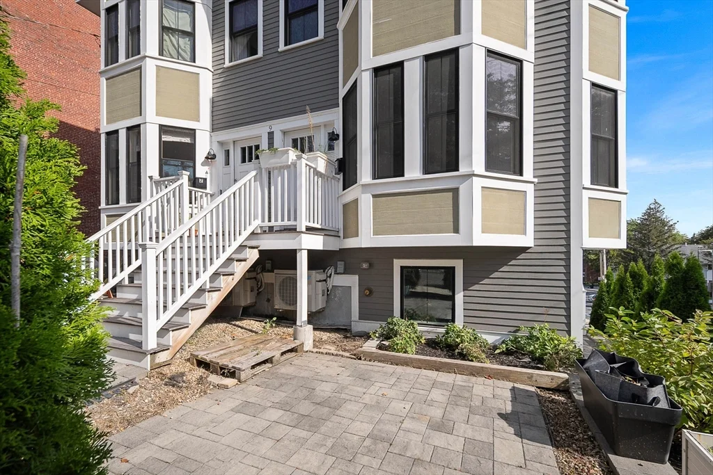 9 Cedar St, Roxbury