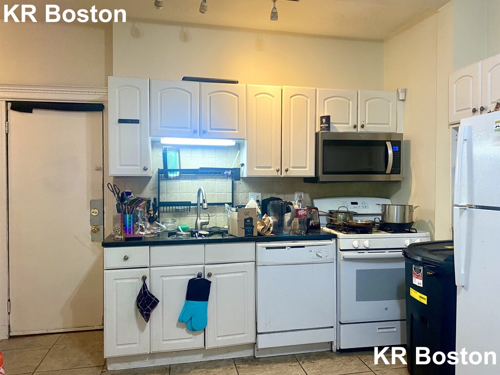 1 bed, 1 bath apartment for rent at 1412 Commonwealth Ave Unit 5, Brighton — photo 2 of 3