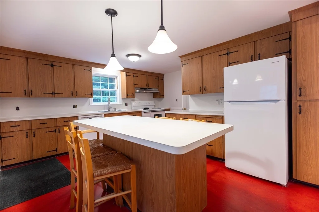 195 Dover Rd, Westwood