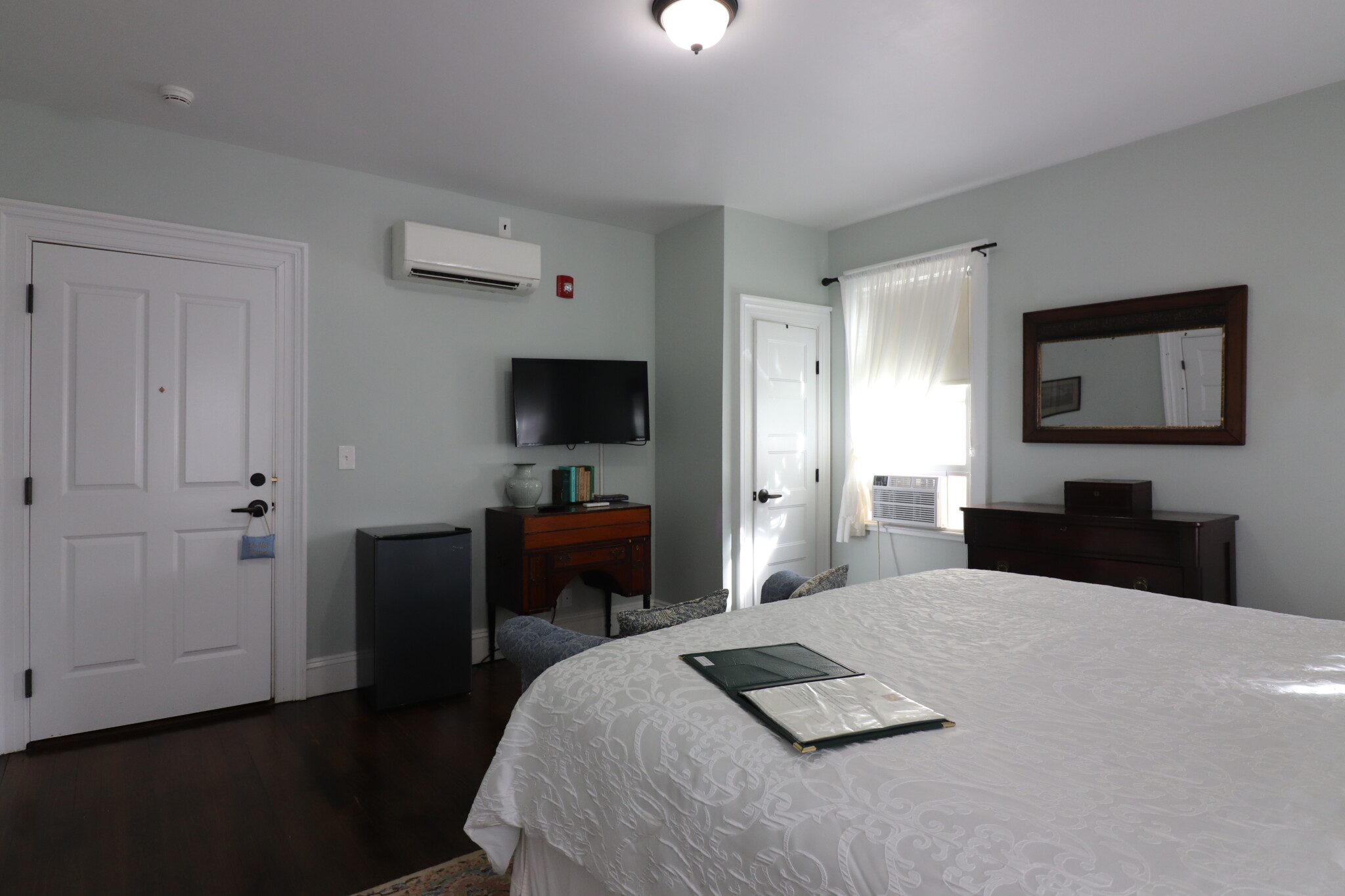 Studio bed, 1 bath apartment for rent at 143 Saint Paul St Unit 6, Coolidge Corner — photo 2 of 9