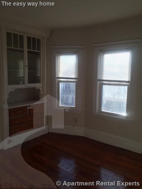 104 Conwell Ave, Tufts