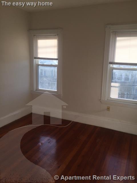 104 Conwell Ave, Tufts