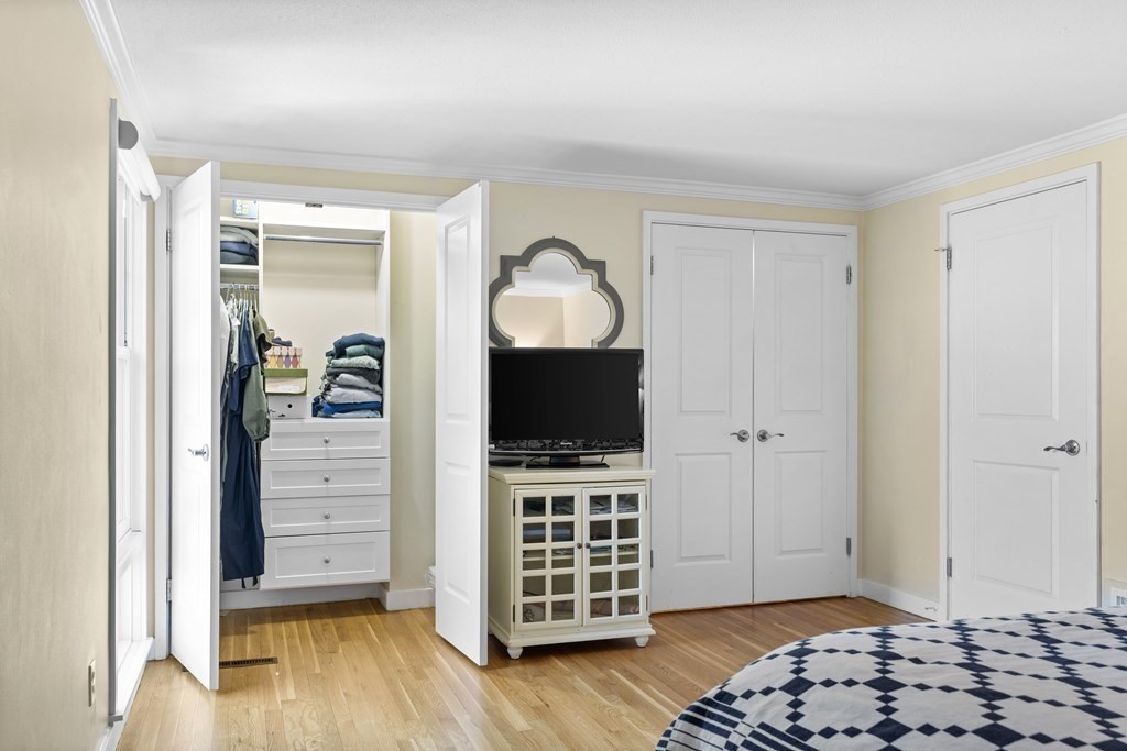 11 Oak St, Wellesley