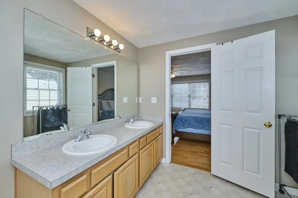 27 Cranberry Ln, Burlington