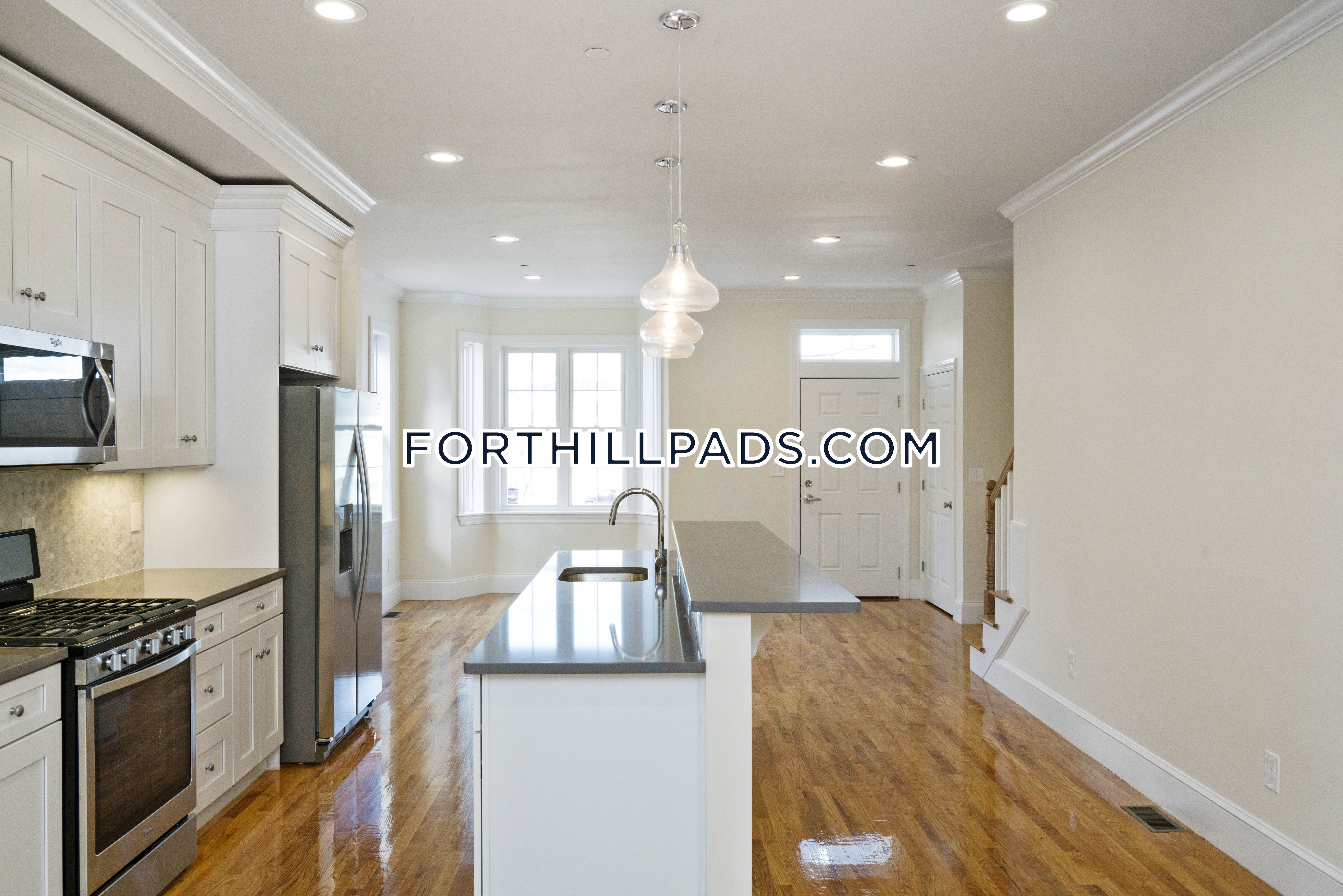 4 bed, 2.5 bath apartment for rent at 130 Roxbury St Unit 1, Roxbury — photo 4 of 24