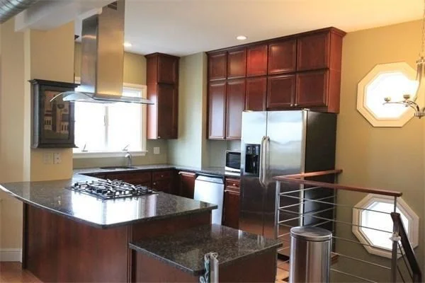 176 Hillside St, Mission Hill