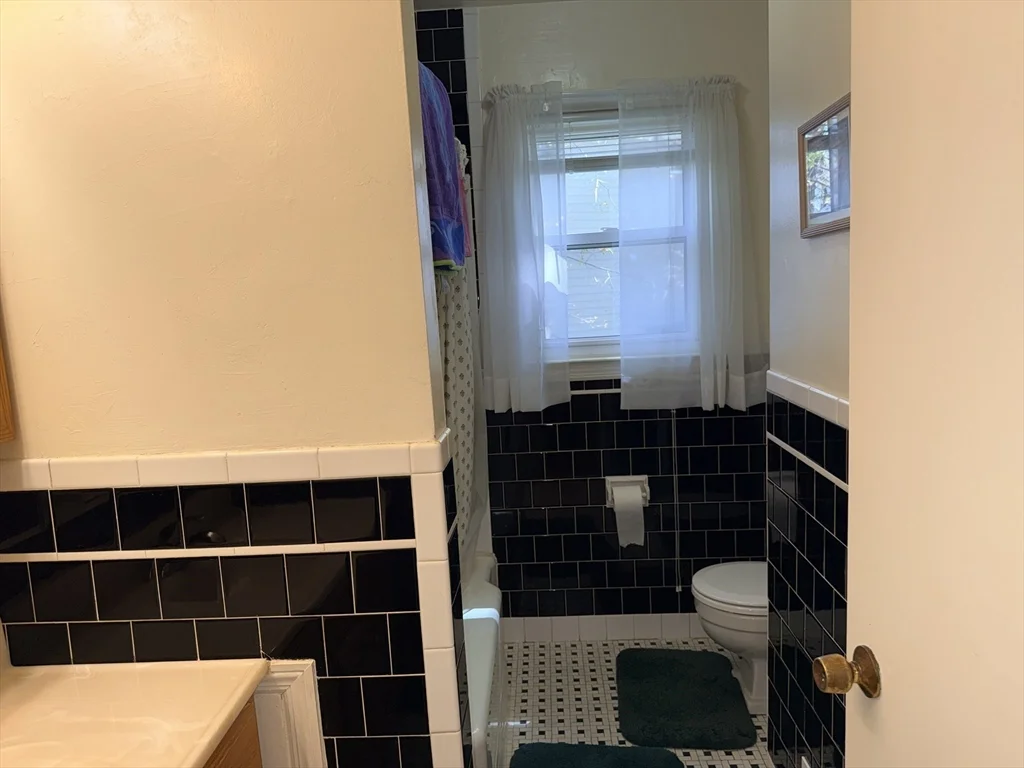 28 Robinhood Rd, Natick